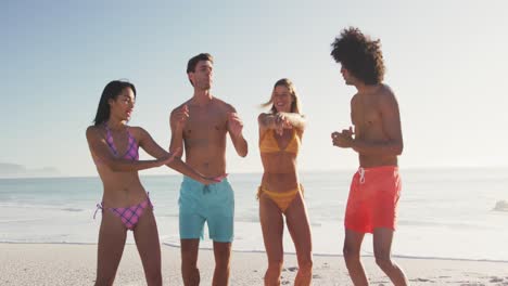 amigos bailando en la playa