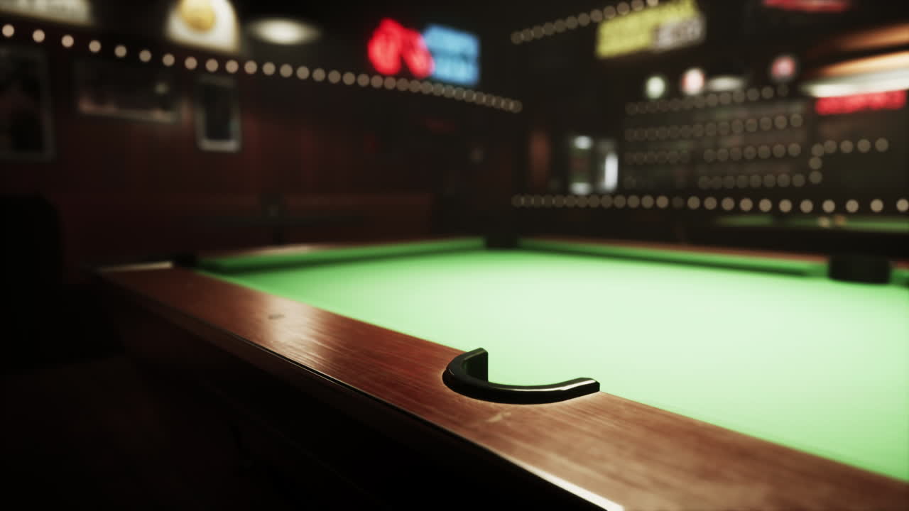 Table de billard dans une boîte de nuit sombre