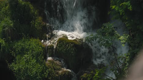 Nahaufnahme-Eines-Wasserfalls,-Der-über-Moosbedeckte-Felsen-In-Einem-üppigen-Wald-In-Rastoke,-Kroatien,-Stürzt