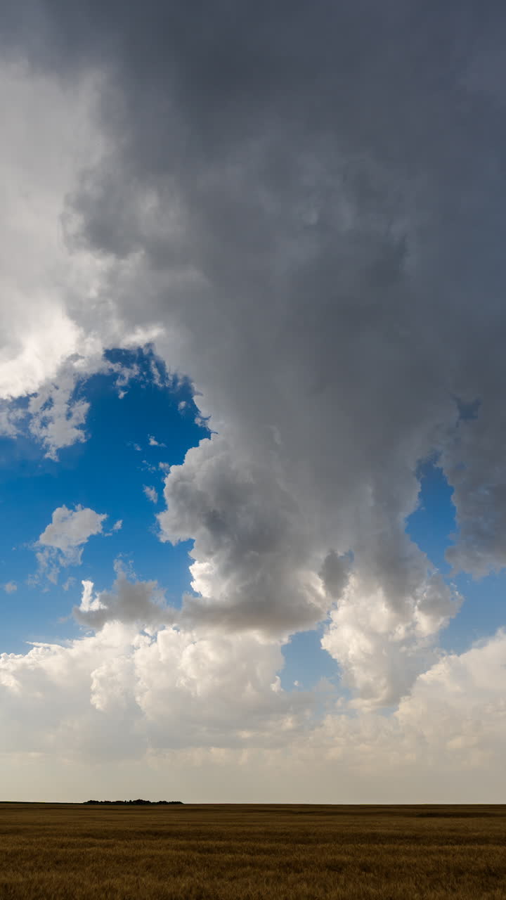 Awan badai mengalir di langit menciptakan gerakan atmosfer yang menghipnotis
