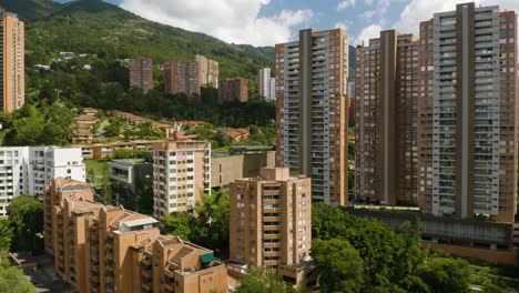 Einrichtung-Einer-Drohne,-Die-An-Einem-Sonnigen-Tag-An-Wohngebäuden-In-Medellin,-Kolumbien,-Vorbeigeschossen-Wurde