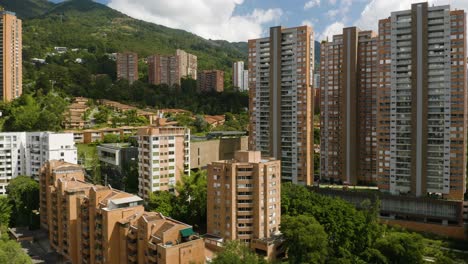 establecimiento de disparos de drones pasando edificios de apartamentos en medellín, colombia en un día soleado