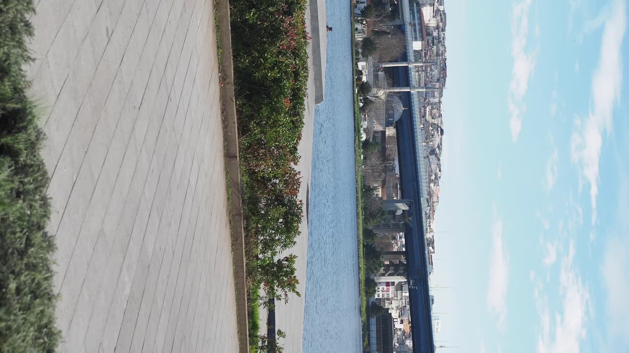 산책로 에서 강 을 바라보는 도시