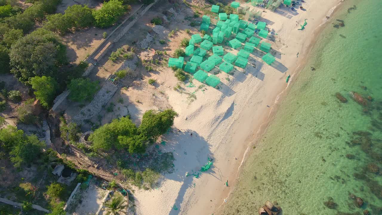 해변에 있는 큰 동굴의 공중 촬영. 해양 농장의 동굴