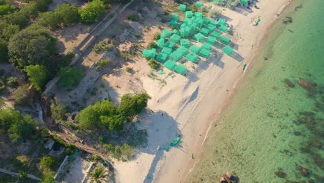 fotografía aérea de grandes jaulas en una playa. jaulas de una granja marina