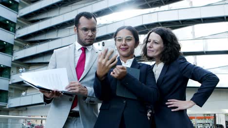 personas de negocios entusiasmadas que usan teléfonos inteligentes