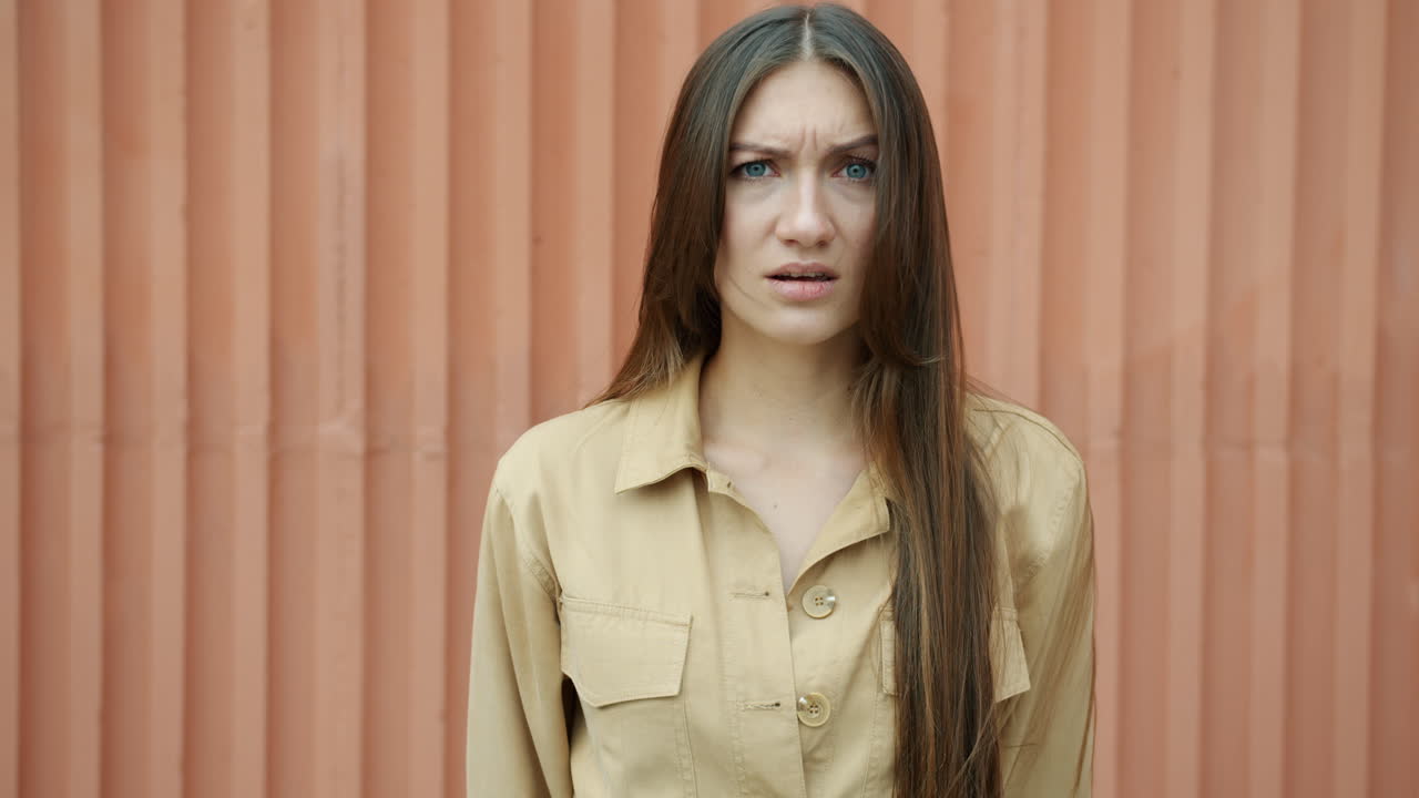 Mujer con una expresión cuestionante