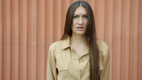 una mujer con una expresión cuestionante.