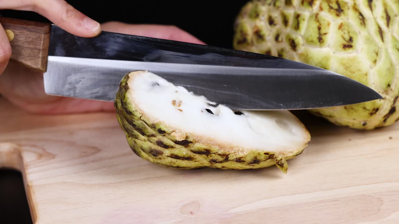 열매의 내부를 잘라내고 드러내는 것