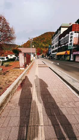 herbstspaziergang in einer japanischen stadt