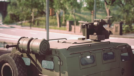 Coche-Militar-Blindado-En-La-Gran-Ciudad