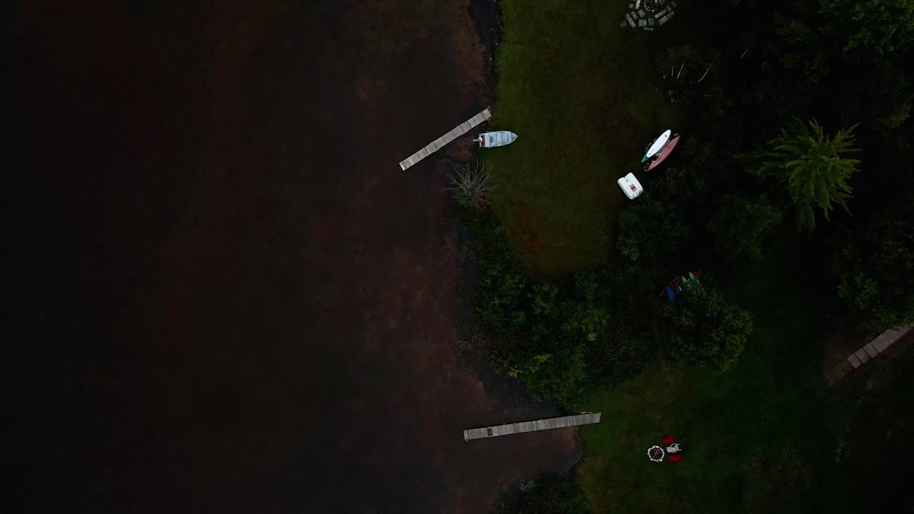 미주리 주 머스키건의 리틀 블랙 레이크 위로 흐릿한 날씨와 워싱턴 주의 분위기