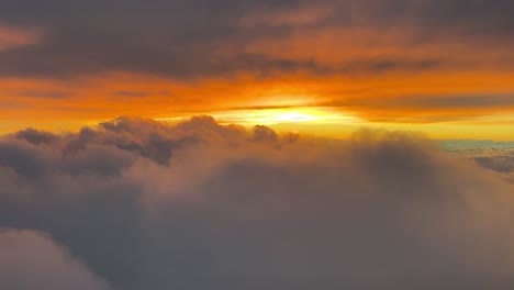 Impresionante-Puesta-De-Sol-Roja-Vista-Por-Los-Pilotos-De-Un-Avión-Durante-El-Nivel-De-Crucero-A-10000-M-De-Altura,-Volando-Hacia-El-Oeste.