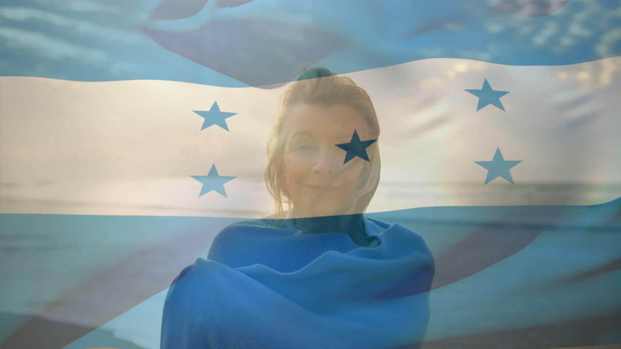 해변에서 행복한 시니어 백인 여성 위에 온두라스의  ⁇ 발의 애니메이션