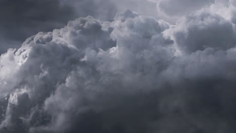 Blick-Auf-Dunkle-Cumulonimbuswolken-Bei-Einem-Gewitter