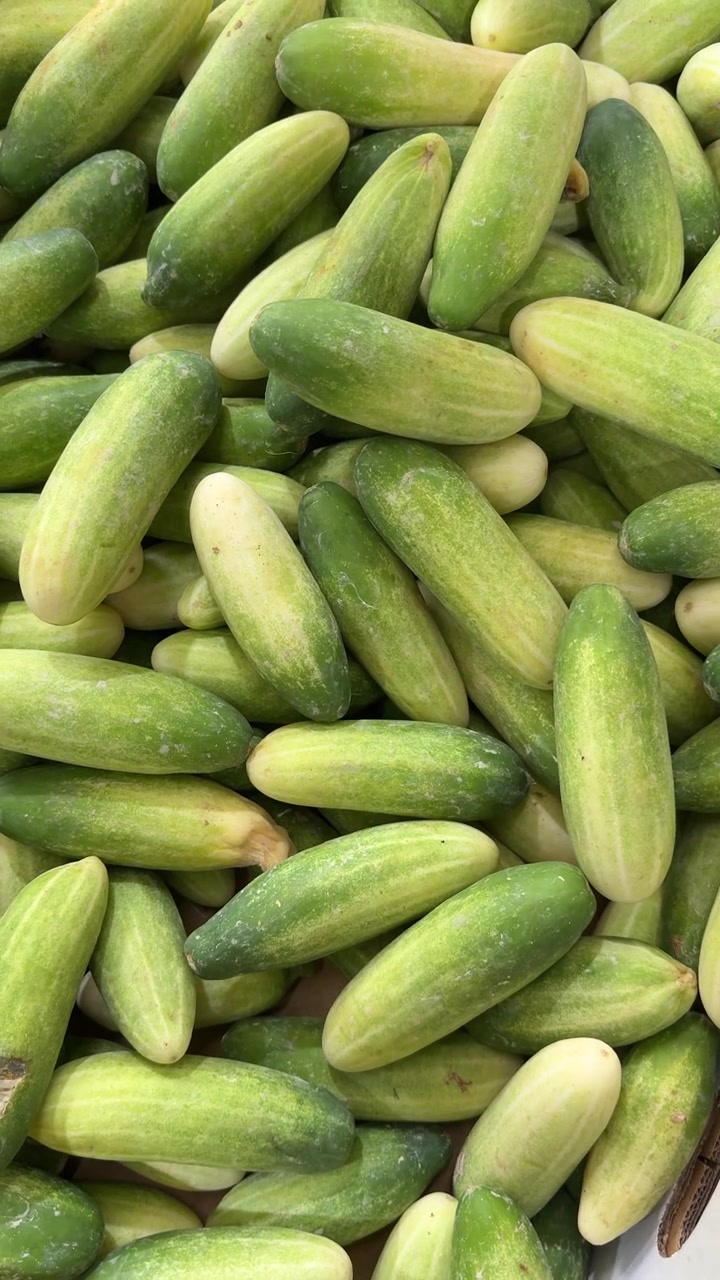 Bunke af friske grønne agurker på en markedsudstilling.