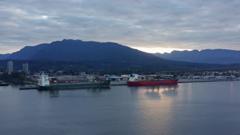 drone aéreo norte de vancouver y puerto al atardecer, columbia británica, canadá