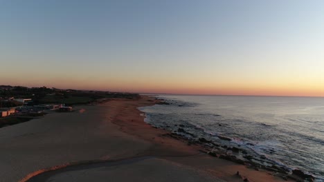 Olas-En-Una-Playa-De-Arena-Al-Atardecer