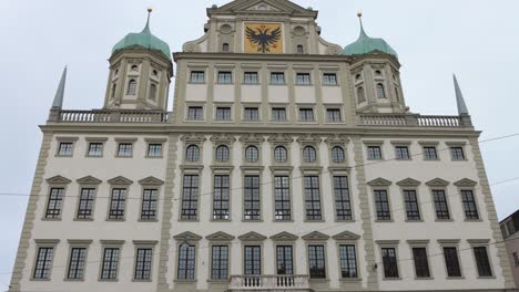 Vordere-Außenfassade-Des-Augsburger-Rathauses-Vom-Rathausplatz-In-Augsburg,-Deutschland