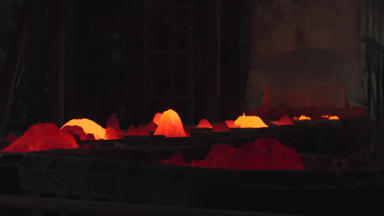 Glødende smeltet metall i industrielle støpeformer med gnister