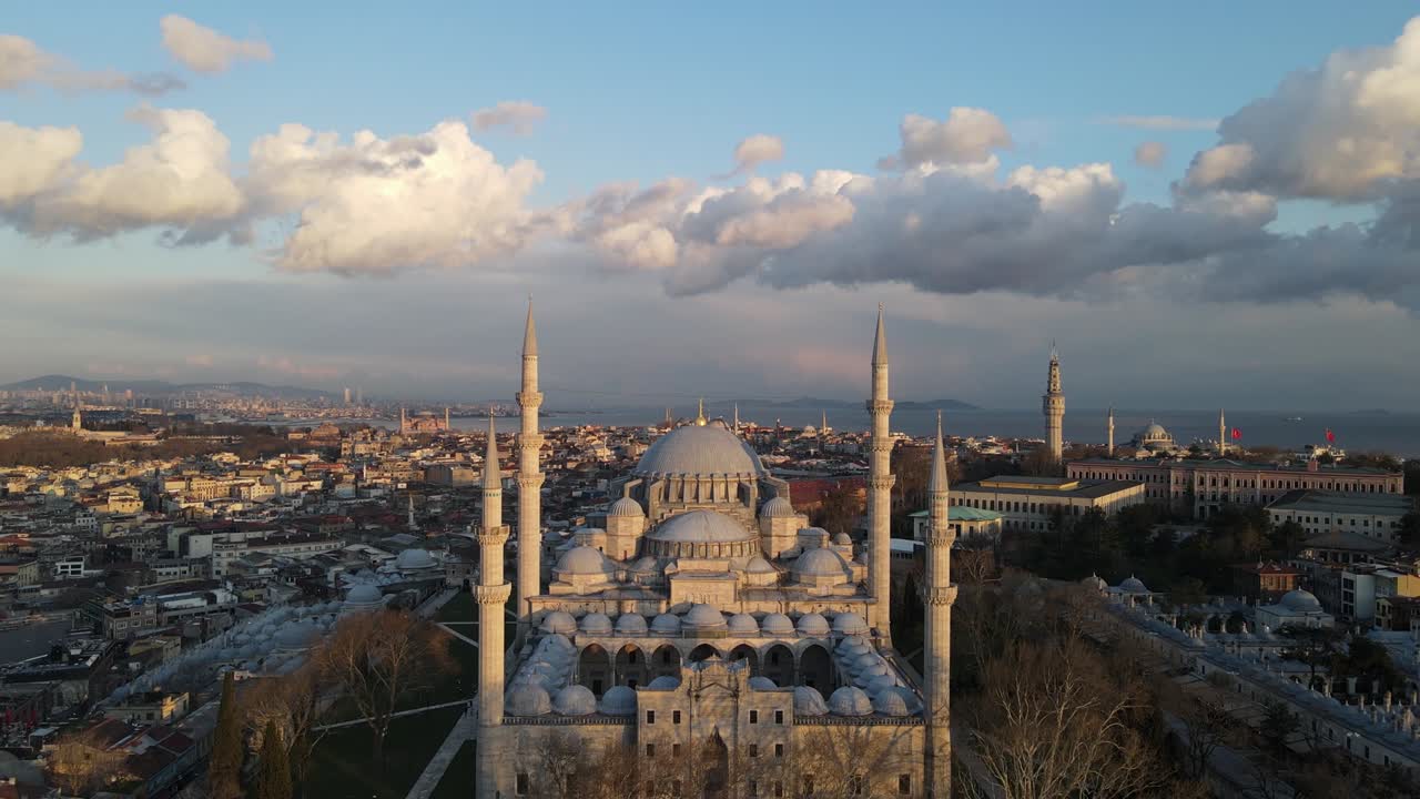 la mezquita de suleymaniye en el atardecer video de avión no tripulado fatih, estambul turquía