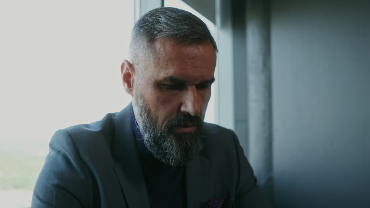Uomo d'affari in carica