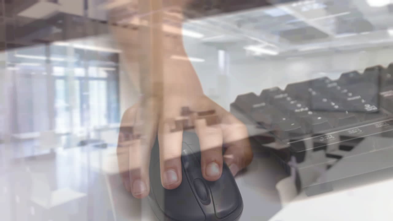 animación de una mujer usando una computadora con pilas de cajas en un almacén en el fondo