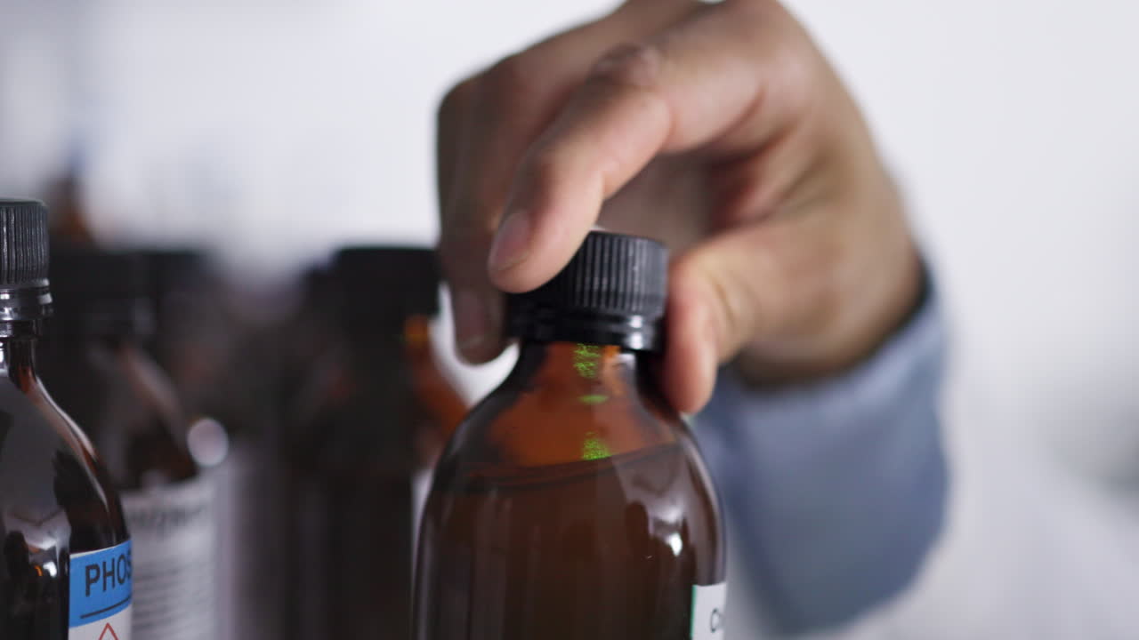 médico, manos y medicamentos recetados