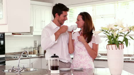 Pareja-Feliz-Tomando-Un-Café-Por-La-Mañana