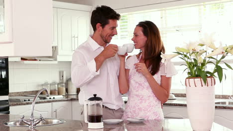 una pareja feliz tomando café por la mañana