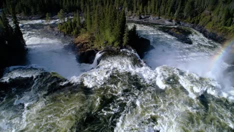 la cascada de ristafallet en la parte occidental de jamtland está catalogada como una de las cascadas más hermosas de suecia.