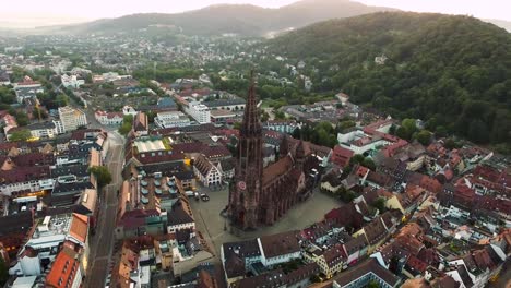 4K-Drohne-Aufnahmen,-Aufgenommen-In-Der-Nähe-Des-Doms-In-Fraiburg-Im-Breisgau,-Deutschland-Bei-Sonnenaufgang