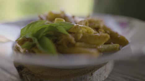 Ein-Kulinarischer-Enthusiast-Präsentiert-Persische-Gastronomie,-Indem-Er-Mit-Frischem-Basilikum-Garnierte-Pasta-Spaghetti-Kreiert