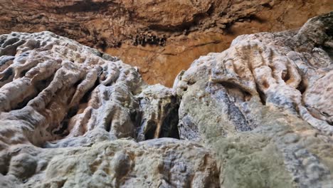 viajando verticalmente por formaciones rocosas geológicas dentro de una cueva