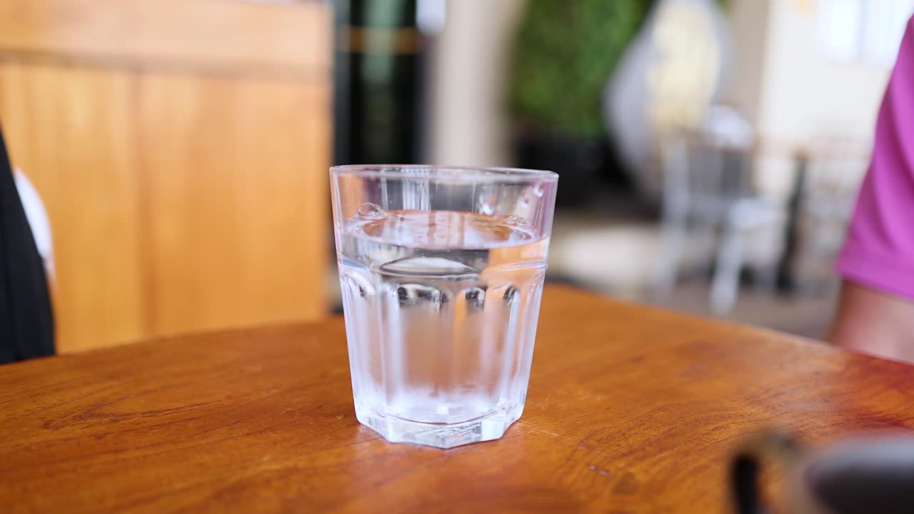 Acqua versata in un bicchiere a Dubai