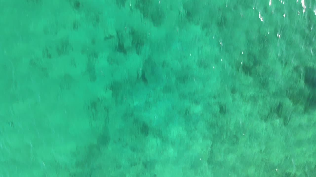 vista inclinada hacia abajo del agua del océano por las costas de nassau en las bahamas