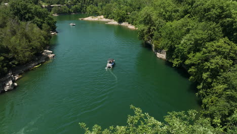 Summer-lake-location-in-Hogscald-Hollow-Beaver-lake,-USA,-motor-boats,-aerial