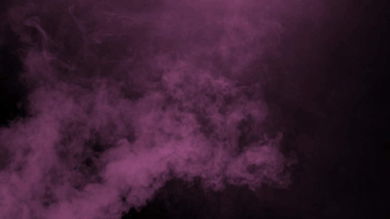 Nuvola di fumo rosa chiaro e soffice che si espande e si dissolve su sfondo nero