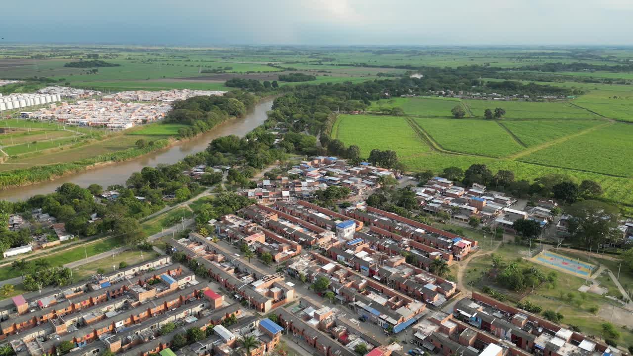 vista aérea al este de cali colombia, sudamérica, río cauca, campos de caña
