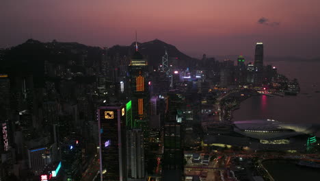 Hong-Kong-Island-Beleuchtete-Wolkenkratzer-An-Einem-Sommerabend-Mit-Farbenfrohem-Nachglühen