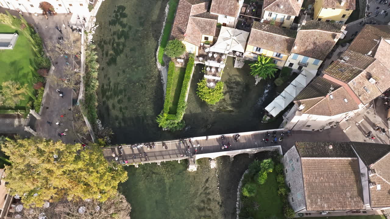 vista aérea del puente de san marco con turistas que cruzan en borghetto, valeggio sul mincio, veneto, italia, europa