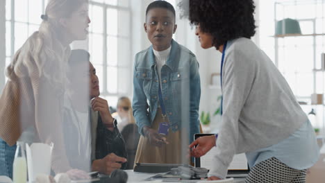 Ein-Vielfältiges-Team-Von-Geschäftsleuten-Trifft-Sich-Zum-Brainstorming-Und-Tauscht-Ideen-Für-Die-Entwicklung-Der-Startup-Projektplanung-Im-Büro-Aus