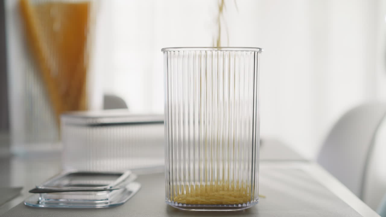 요리 하기 전 원시 스파게티 한  ⁇ 어리 를  ⁇ 어