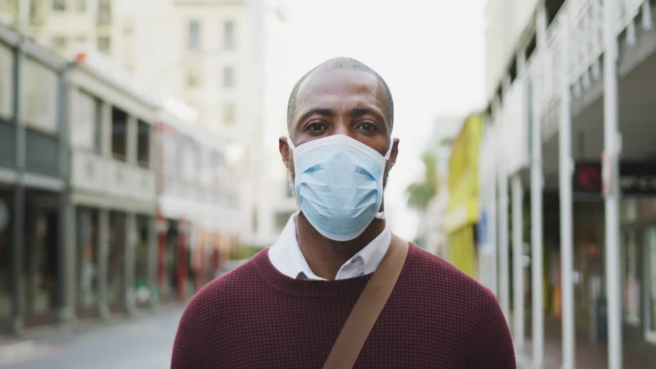 코로나바이러스 코로나19 마스크를 착용한 아프리카계 미국인