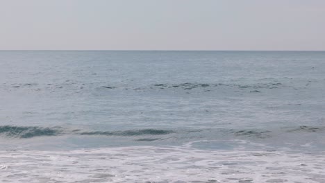 imágenes de drones de las olas del océano en una pequeña y hermosa playa en viana do castelo