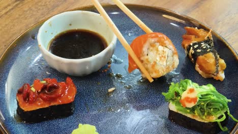 plato de sushi con varios rollos y nigiri