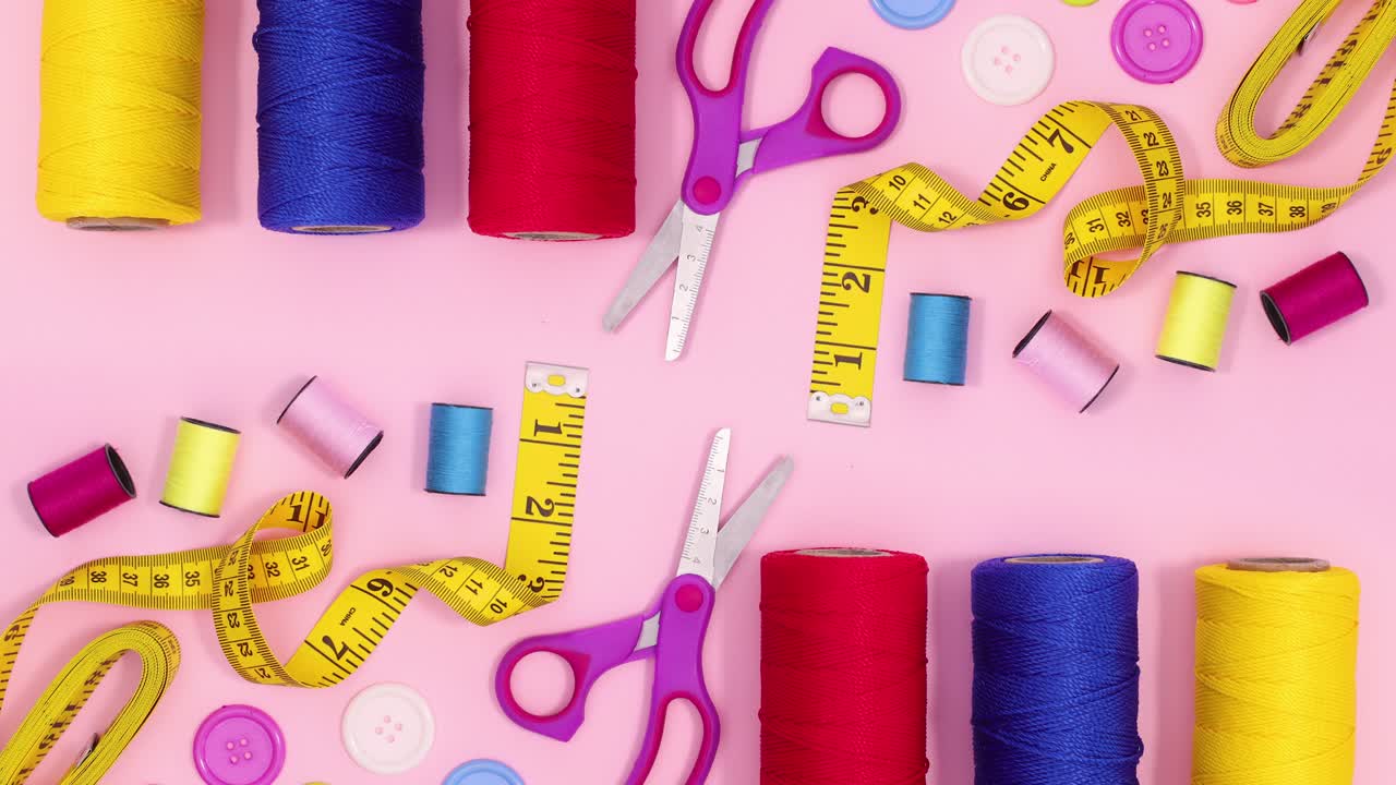 다채로운 다양한 바느질과 뜨개질 아이템을 분홍색 테마로 주문합니다.