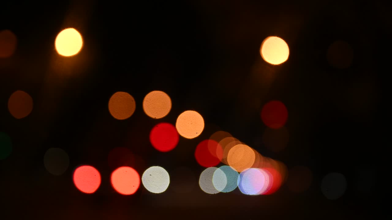hermoso bokeh reluciente en el fondo oscuro borroso por la noche.