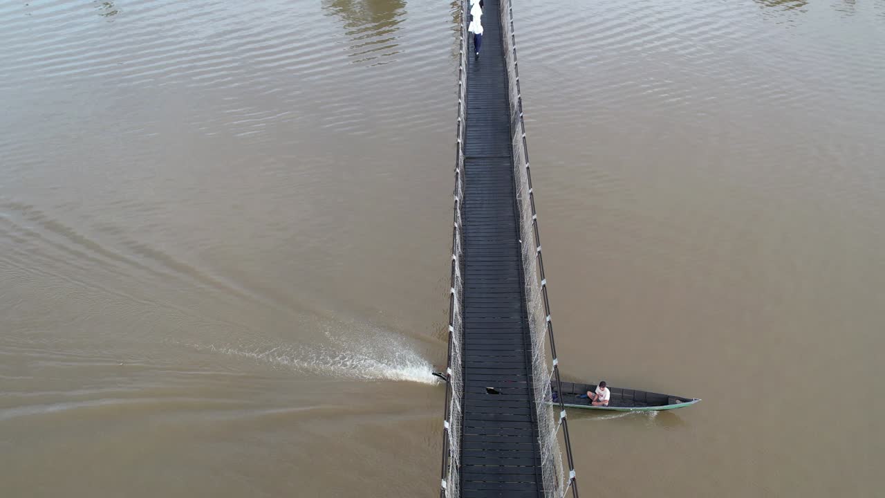 마르타푸라 강 (martapura river) - 다리를 가로질러 는 사람들, 아침에 배를 타고 강을 가로지르는 자르마신의 랜드마크