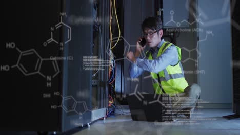 animación del procesamiento de datos médicos sobre un ingeniero asiático hablando en un teléfono inteligente en la sala del servidor